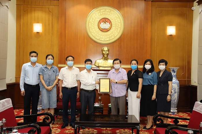 tong cong ty xi mang viet nam tich cuc tham gia dong gop ung ho quy vac xin phong chong covid 19