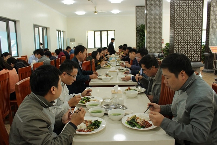 cong ty cp xi mang Kubet but son doi moi phuong phap phuc vu nang cao chat luong bua an cho nguoi lao dong